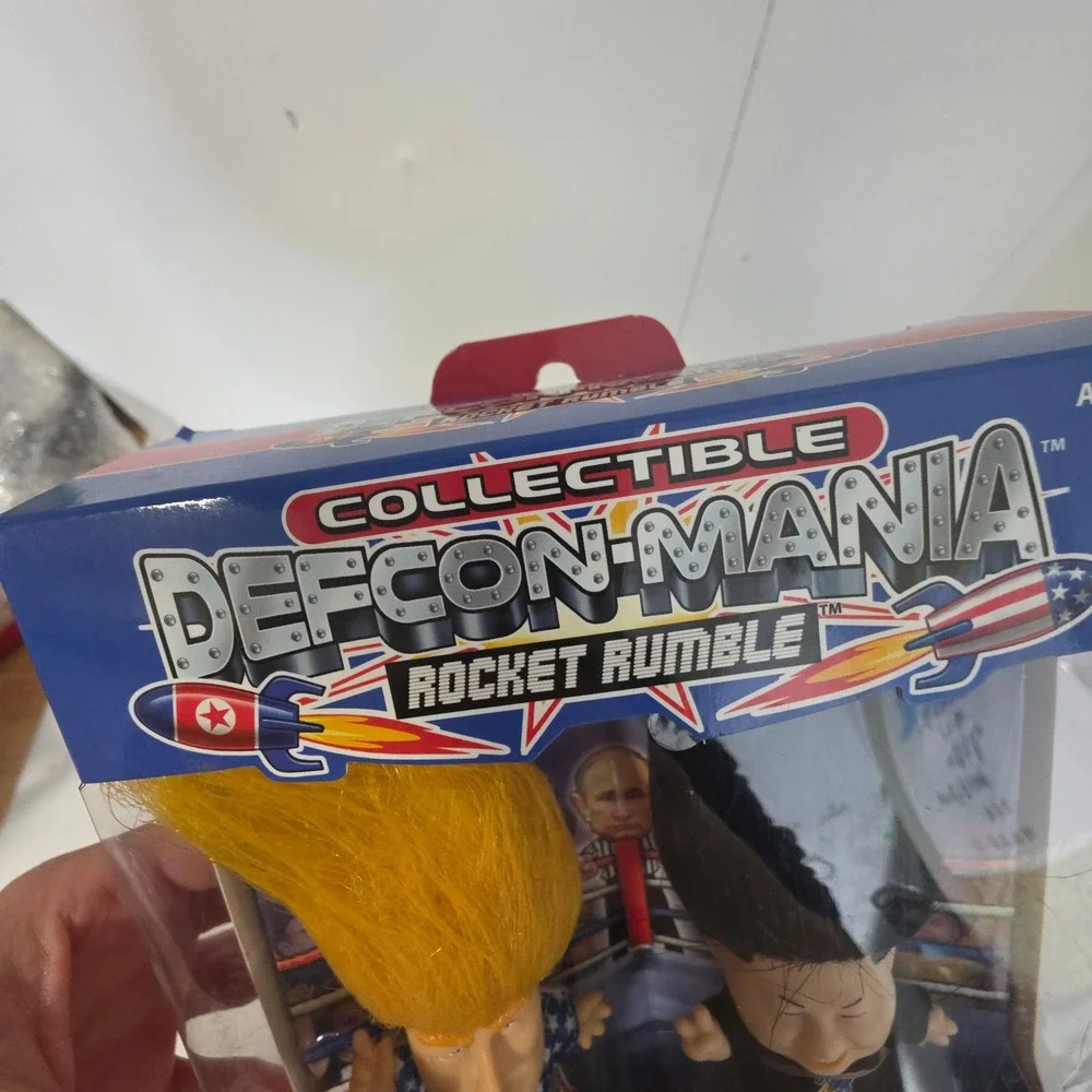 NEW DefconMania Rocket Rumble Trump vs Rocketman‎ Troll Figures Collectable Rare